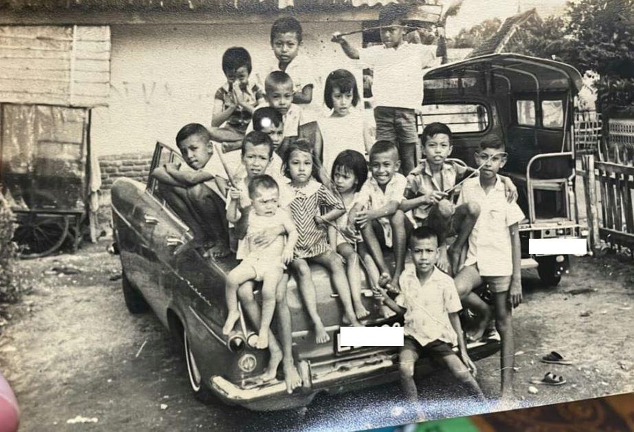 Foto antik anak-anak di mobil Opel, 1968.  (Facebook/Alki Kiramam via INDONESIA TEMPOE DOELOE)