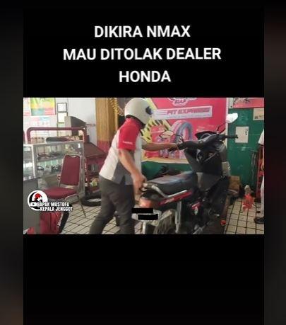 Honda Astrea dengan wajah depan mirip NMAX ini membuat netizen mencibir.  (TikTok/@headjenggot_official)
