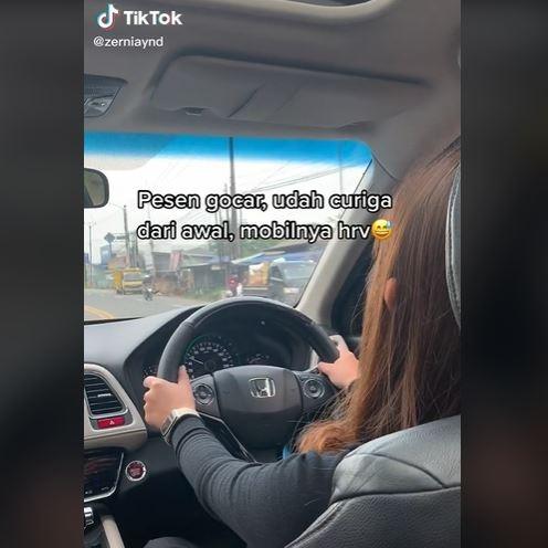 Kemunculan pengemudi ojol dan mobilnya itu membuat netizen terpikat.  (TikTok/@zerniaynd)
